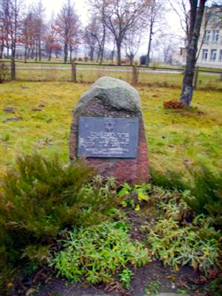 Atminimo paminklas su užrašu: "Šioje vietoje buvo žydų kapinės"